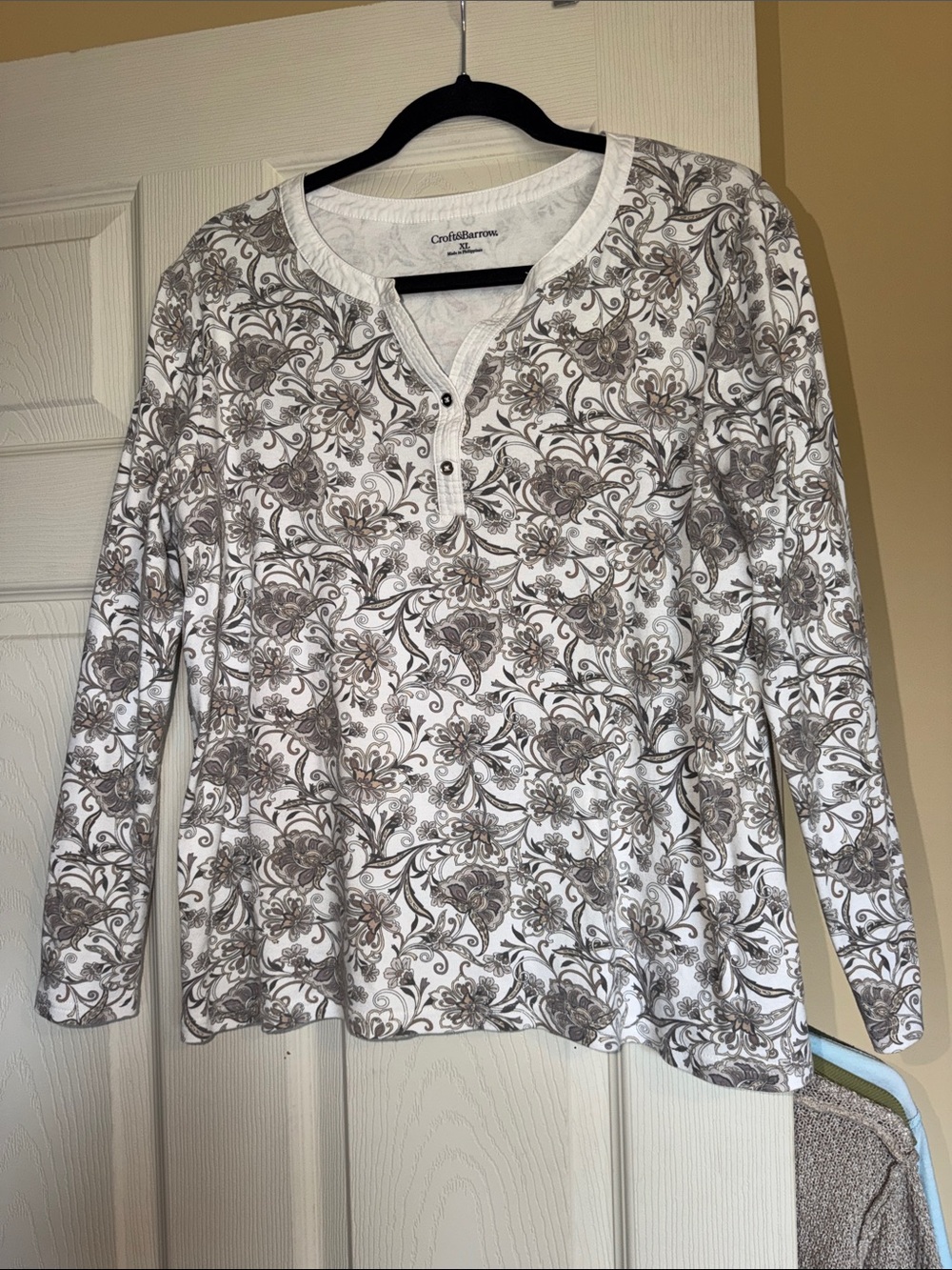 croft & barrow White Long-Sleeve Henley with Gray Floral Print